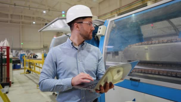 Hlavní Inženýr Notebookem Továrně Analyzuje Výrobní Proces — Stock video