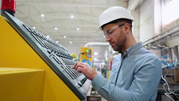 Μηχανικός Εισάγει Στοιχεία Στη Μηχανή Cnc Στο Εργοστάσιο Παραθύρων Pvc — Αρχείο Βίντεο