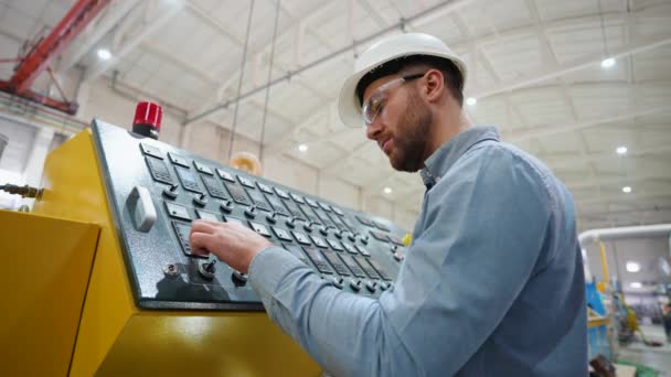 金属加工業界でCnc機械を操作する産業労働者 — ストック動画
