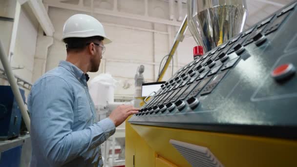 Εργάτης Κατασκευής Που Προγραμματίζει Βιομηχανικό Cnc Εργαλειομηχανή Στο Εργοστάσιο Pvc — Αρχείο Βίντεο
