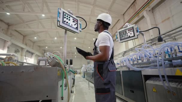 Fabrika Tabletli Afrikalı Amerikalı Şçi Üretim Sürecini Analiz Ediyor — Stok video