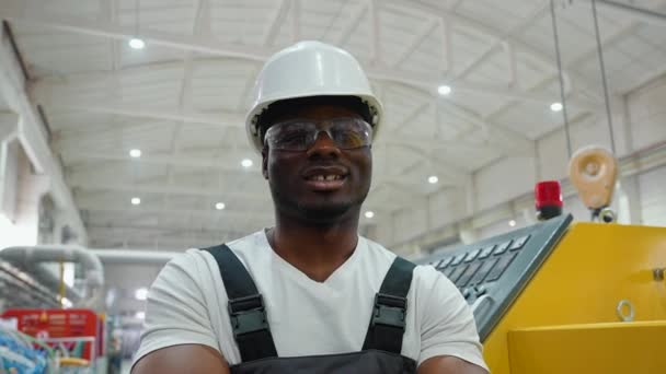 Portret Afrykańskiego Pracownika Pobliżu Maszyny Cnc Fabryce Pvc — Wideo stockowe