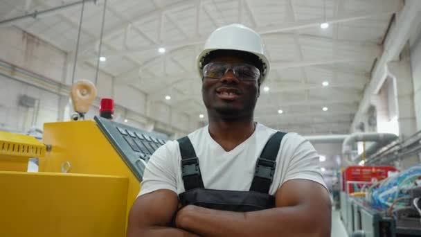 Портрет Африканского Рабочего Рядом Чпу Заводской Промышленности — стоковое видео