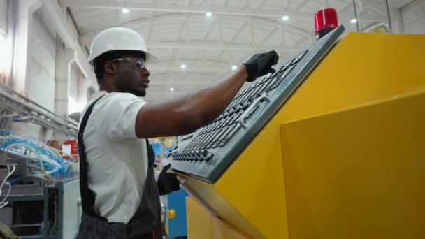 Βιομηχανία Αφρικανός Εργαζόμενος Που Προγραμματίζει Βιομηχανικό Cnc Εργαλειομηχανών Στο Εργοστάσιο — Αρχείο Βίντεο