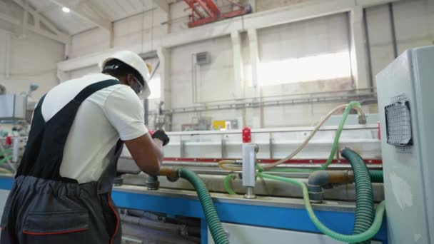 Afrikansk Amerikansk Arbetare Uniform Kontrollerar Kylsystemet Fabriken — Stockvideo