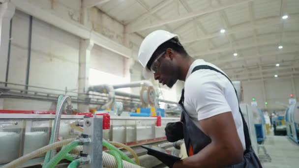 Αφροαμερικάνος Εργάτης Στολή Ελέγχει Σύστημα Ψύξης Στο Εργοστάσιο — Αρχείο Βίντεο