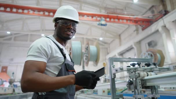 Pvc生产线上带石板工厂工程师的肖像 — 图库视频影像