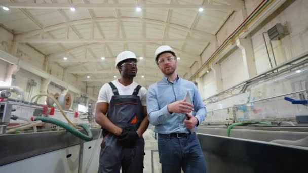 Två Olika Fabriksarbetare Övervakar Och Underordnar Sig Arbetet Och Diskuterar — Stockvideo