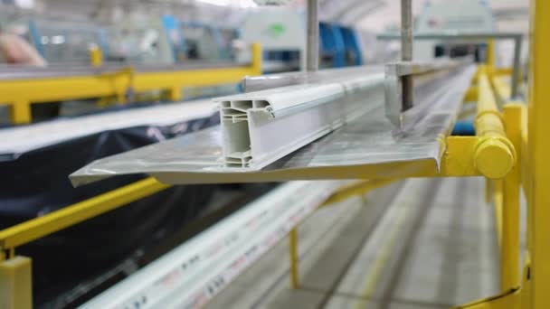 输送带用于生产塑料窗型材 工业设备 — 图库视频影像