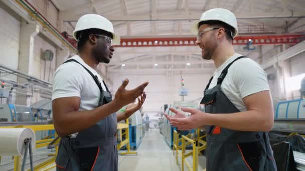 Dva Různorodé Tovární Dělníci Mluví Potřesení Rukou Blízkosti Výrobní Linky — Stock video