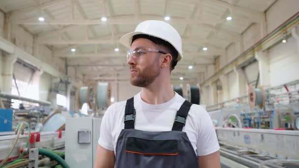 Selbstbewusster Ingenieur Uniform Geht Durch Eine Industriefabrik — Stockvideo