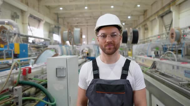 Zelfverzekerde Ingenieur Uniform Gaat Door Een Industriële Fabriek — Stockvideo