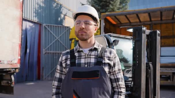 Retrato Trabalhador Sorrindo Armazém Perto Carregador Empilhadeira — Vídeo de Stock