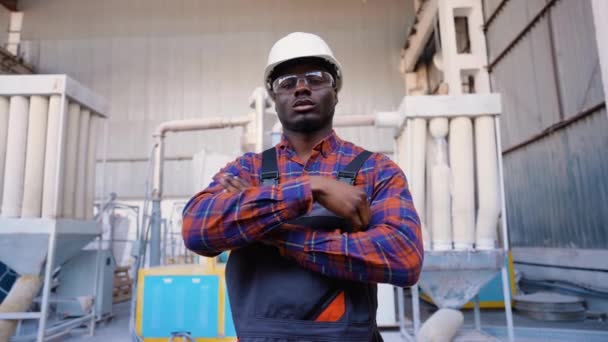 Πορτρέτο Του Αφροαμερικανού Εργαζομένου Στις Βιομηχανίες Εργοστάσιο — Αρχείο Βίντεο