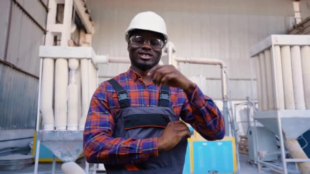 Портрет Африканского Американского Рабочего Заводской Промышленности — стоковое видео