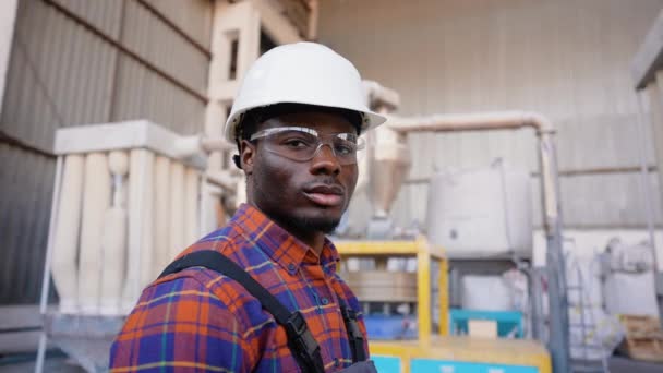 Fabrika Endüstrisinde Çalışan Afrikalı Amerikan Işçisinin Portresi — Stok video