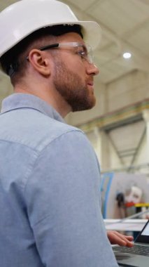 PVC Windows Fabrikası 'nda dizüstü bilgisayarı olan baş mühendis üretim sürecini analiz ediyor