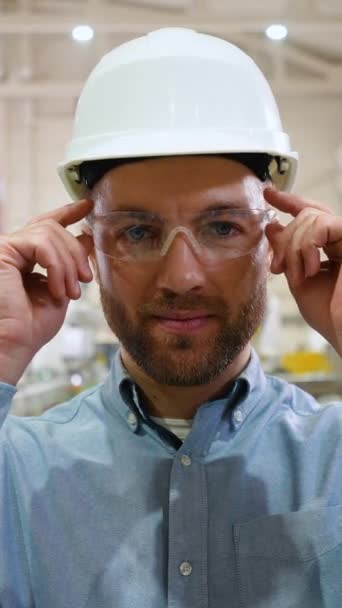 Magabiztos Mérnök Eltávolítja Védőszemüveget Gyártósoron — Stock videók