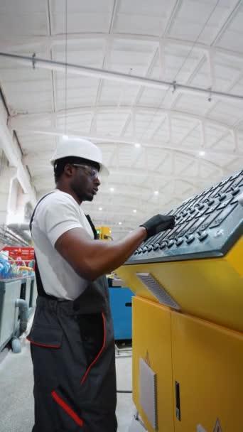 Černý Pracovník Zadává Data Cnc Stroje Továrně Výrobu Oken Pvc — Stock video