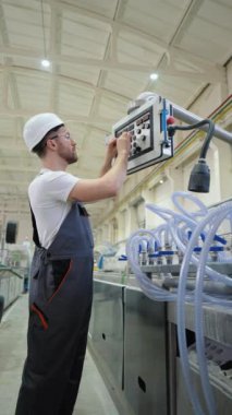 Fabrika İşçisi Üretim Sürecini ve Endüstriyel CNC Makine Aracı Programını Analiz Ediyor