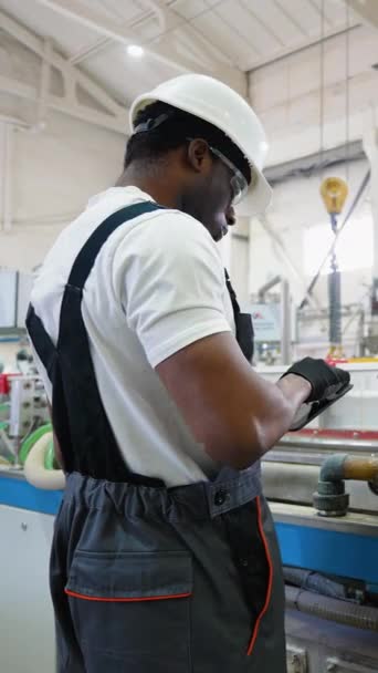 Африканский Американский Рабочий Форме Проверяет Систему Охлаждения Заводе — стоковое видео