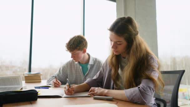 Twee Studenten Die Examen Schrijven Antwoord Klas Voor Onderwijs Alfabetisering — Stockvideo