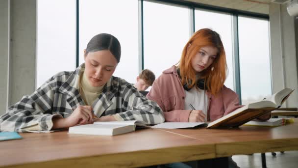 Glückliche Junge Universitätsstudenten Die Mit Büchern Klassenzimmer Lernen Zurück Zur — Stockvideo