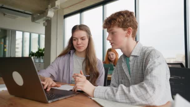 Estudiantes Universitarios Biblioteca Usan Computadora Portátil Para Una Investigación — Vídeos de Stock