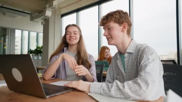 Studenten Sitzen Mit Büchern Und Laptop Zusammen Tisch — Stockvideo