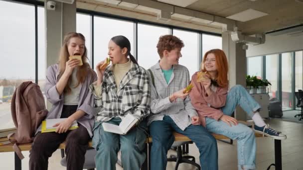 Gymnasieelever Äter Smörgåsar Lunch — Stockvideo
