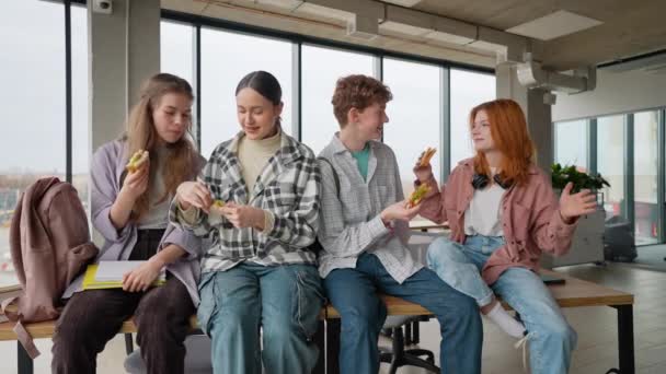 Estudiantes Hora Del Almuerzo Escuela Comiendo Sándwiches — Vídeo de stock
