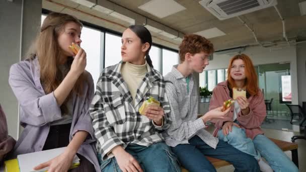 Giovani Studenti Sono Pausa Pranzo Dopo Lezioni Sono Classe Mangiare — Video Stock