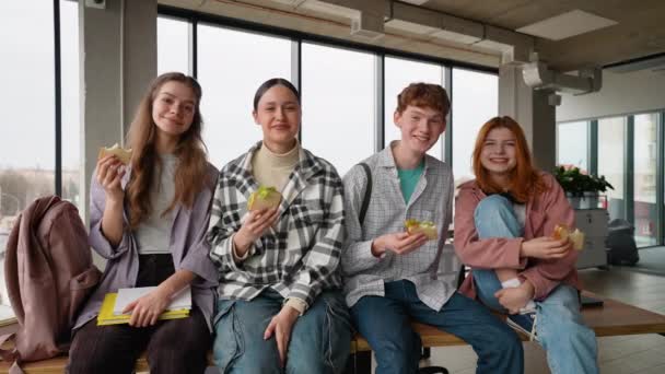 Щасливі Студенти Університету Їдять Бутерброди Під Час Обідньої Перерви — стокове відео
