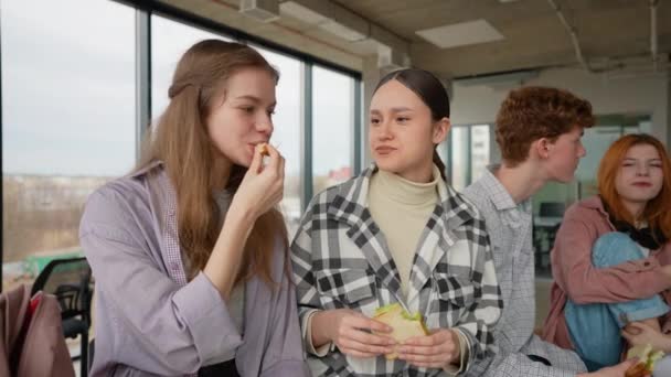 Estudiantes Secundaria Comiendo Sándwiches Almuerzo — Vídeo de stock