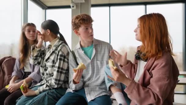 Estudiantes Hora Del Almuerzo Escuela Comiendo Sándwiches — Vídeo de stock