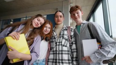 Üniversitedeki mutlu öğrenci grubu..