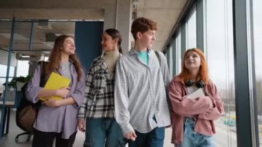En iyi arkadaşlar öğrenci arkadaşlar üniversitede yürüyor..