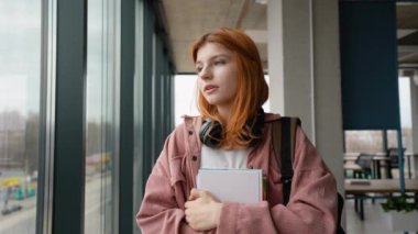 Üniversite öğrencisi lisede depresyondan muzdarip. Yalnız ve zorba bir genç. Kabadayılık yapma.
