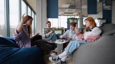 Oyun oynayan bir grup mutlu genç arkadaş..