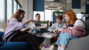 Oyun oynayan bir grup mutlu genç arkadaş.