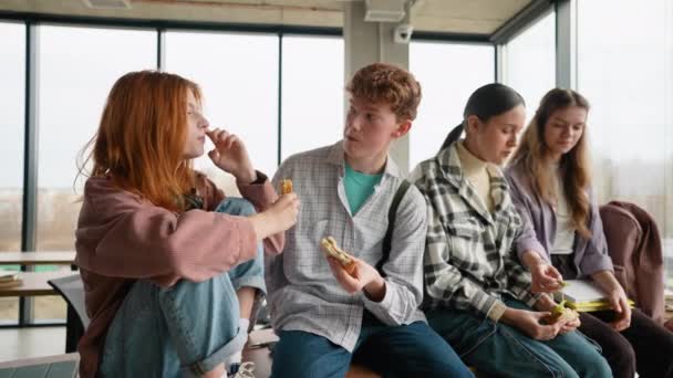 Молоді Студенти Обідній Перерві Після Уроків Вони Класі Їдять Бутерброди — стокове відео