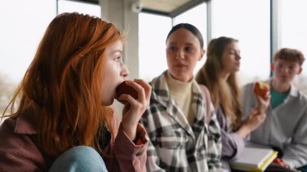 Студенти Під Час Обіду Школі Їдять Яблука — стокове відео