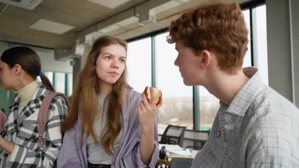 Genç Öğrenciler Dersten Sonra Öğle Yemeği Molasındalar Sınıfta Elma Yiyorlar — Stok video