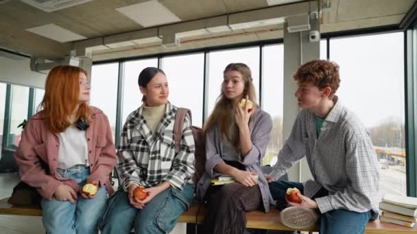 Estudiantes Amigables Comiendo Manzanas Hora Del Almuerzo — Vídeo de stock