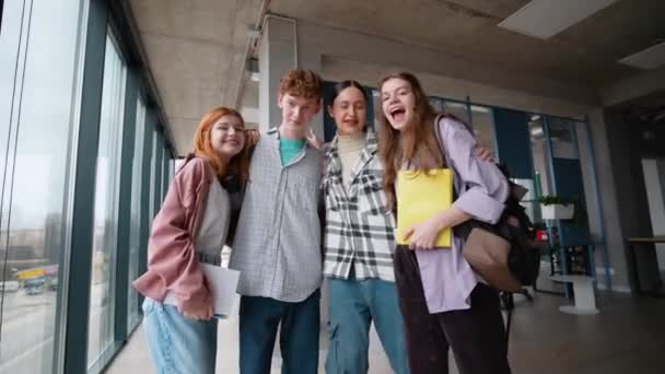 Groep Gelukkige Studenten College Vrienden — Stockvideo