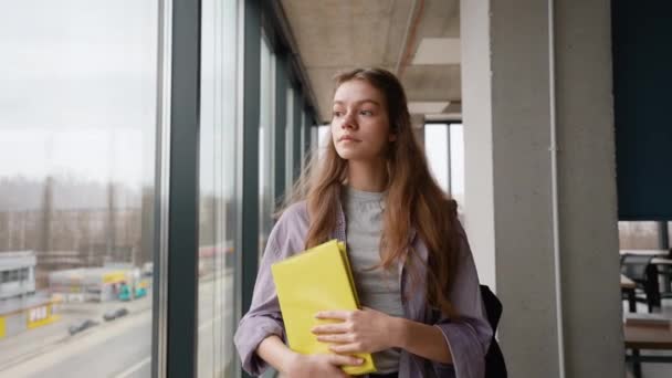 Üniversitede Kitap Çantayla Dolaşan Mutlu Genç Kız — Stok video