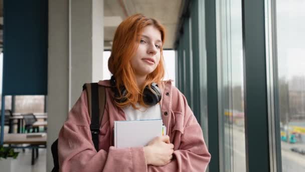 Universiteit Droevige Student Die Lijdt Aan Depressie Middelbare School Eenzame — Stockvideo
