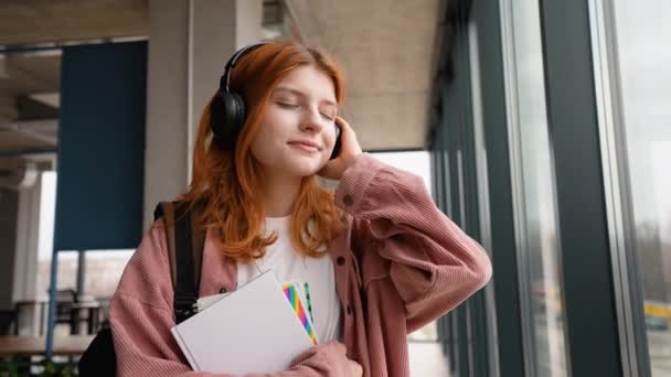 Fată Studentă Care Ascultă Muzică Căști Stând Căști Universitate Timpul — Videoclip de stoc