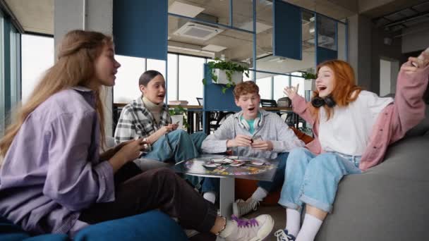 Щасливі Емоційні Молоді Студенти Проводять Вільний Час Кампусі Граючи Захоплюючу — стокове відео
