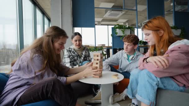 학생들은 캠퍼스에서 시간을 보내고 사각형 블록으로 게임을 — 비디오